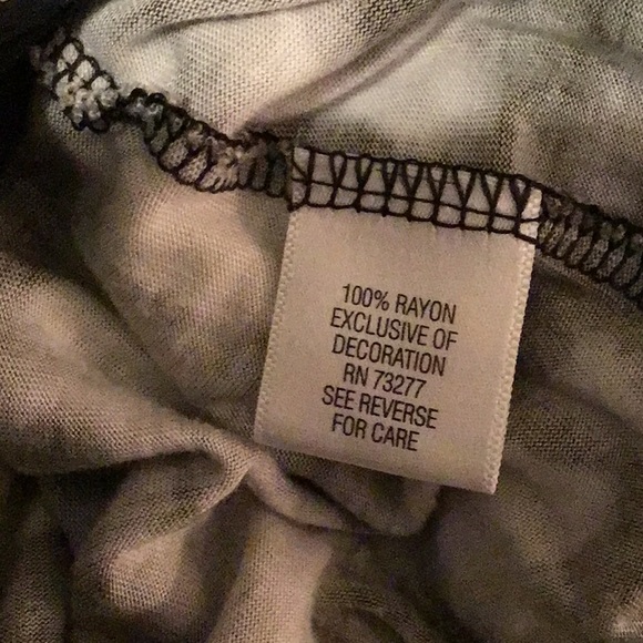 SALE Simply Vera Tunic Top Med.  Black&Gray  100% Rayon  31” long. Bundle & save - Picture 8 of 8